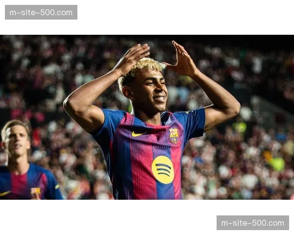 亚马尔戴帽创世纪纪录，巴萨新星六次过人主导大胜